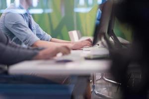 technologie studenten groep werken in computer laboratorium school- klas foto