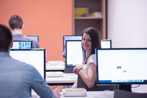 technologie studenten groep in computer laboratorium school- klas foto