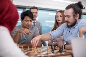 multi-etnisch groep van bedrijf mensen spelen schaak foto