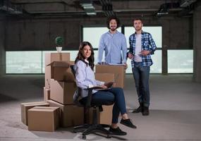 bedrijf mensen in groep, architect en ingenieur Aan bouw plaats foto