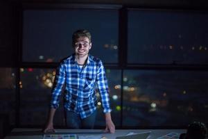 jong mannetje ingenieur Aan bouw plaats foto