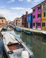 kleurrijke huizen - burano, italië foto