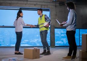 bedrijf mensen in groep, architect en ingenieur Aan bouw plaats foto