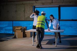 bedrijf mensen in groep, architect en ingenieur Aan bouw plaats foto