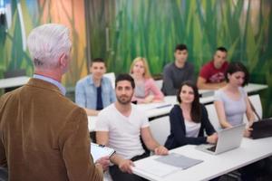 leraar met een groep van studenten in klas foto