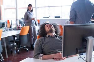 jong zakenman ontspannende Bij de bureau foto