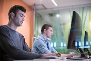 technologie studenten groep werken in computer laboratorium school- klas foto