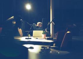 zakenman zittend met poten Aan bureau Bij kantoor foto