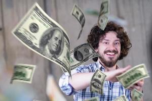 zakenman maken de regen van geld foto