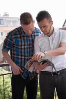 jong mannen staand Bij balkon foto