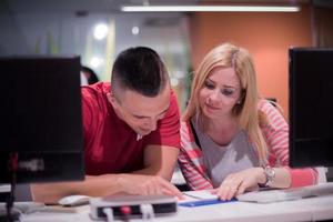 technologie studenten groep werken in computer laboratorium school- klas foto