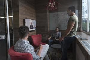 begin omhoog bedrijf mensen groep Bijwonen videoconferentie telefoontje foto