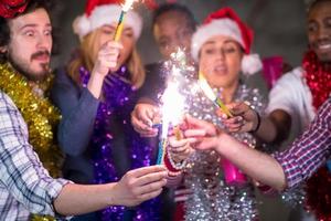 multi-etnisch groep van gewoontjes bedrijf mensen verlichting een sterretje foto