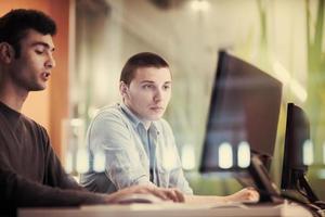 technologie studenten groep werken in computer laboratorium school- klas foto