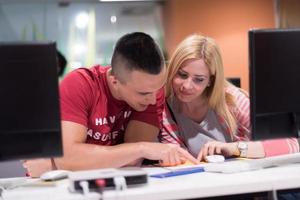 technologie studenten groep werken in computer laboratorium school- klas foto