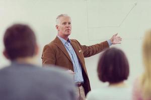 leraar met een groep van studenten in klas foto