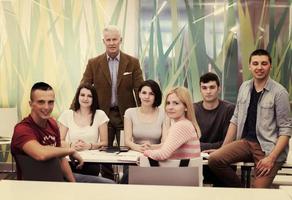 portret van leraar met studenten groep in achtergrond foto