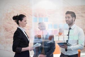 jong creatief bedrijf mensen met senior Directeur foto