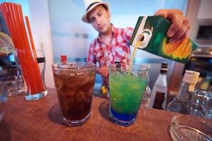 barman bereiden vers coctail drinken foto