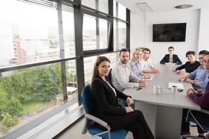 groep van jong mensen vergadering in opstarten kantoor foto