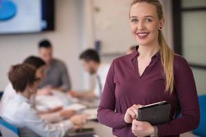 blond zakenvrouw werken Aan tablet Bij kantoor foto