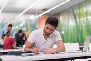 mannetje leerling in klas foto