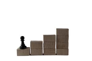 schaak stukken Aan een houten blok. concept van doelen van een werknemer wie wil naar bereiken de hoogste succes foto