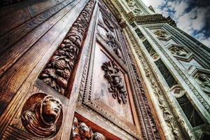 close-up van de voordeur van santa croce in florence