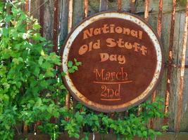 uithangbord 'national old stuff day' in de tuin