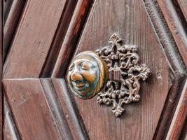 apfelweibla, vintage deurknop op antieke deur, achtergrond