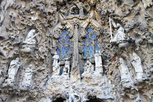 kerststal façade van sagrada familia tempel, barcelona, catalonië, spanje