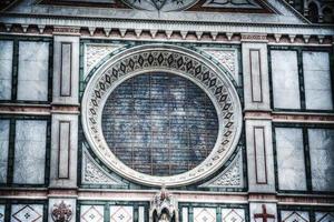 roosvenster in de kathedraal van santa croce in florence foto
