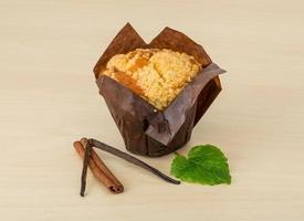 muffin Aan houten achtergrond foto