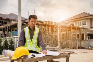 professionele ingenieur werknemer op de bouwplaats van het huis; foto