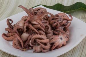 gekookt Octopus Aan de bord en houten achtergrond foto
