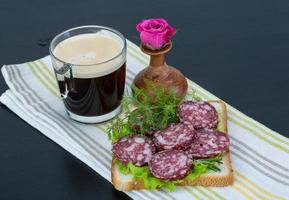 salami belegd broodje Aan houten achtergrond foto