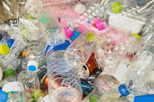 plastic flessen in recycle uitschot station foto
