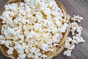 popcorn in een mand op houten achtergrond foto