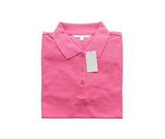 blanco wit kleren label etiket Aan nieuw roze overhemd geïsoleerd Aan wit achtergrond foto