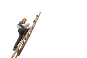 Aziatisch bedrijf Mens bouw ingenieur houden blauwdruk papier beklimmen Aan ladder geïsoleerd Aan wit achtergrond met knipsel pad foto