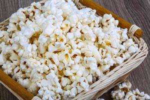 popcorn in een mand op houten achtergrond foto