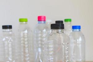 reeks van veel plastic fles recycling concept foto