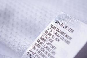 kledinglabel van polyester met wasinstructies foto