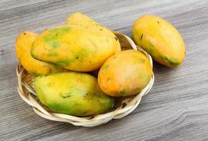 rijpe gele mango foto