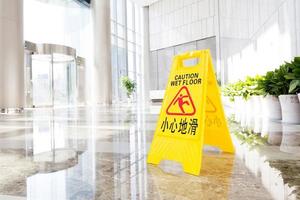 teken dat waarschuwing van voorzichtigheids natte vloer toont