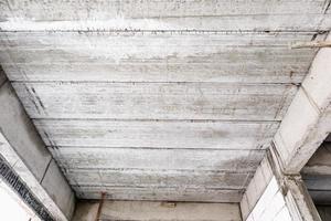 gewapende betonnen platen van woningbouw in aanbouw foto