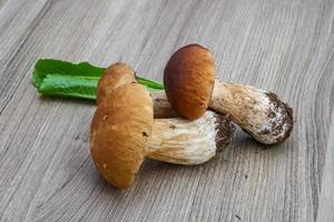 champignons op houten achtergrond foto