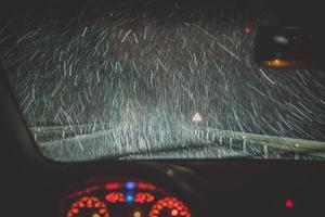 sneeuw en snelweg gezien door auto voorruit foto