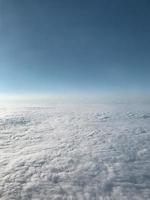 vogelvlucht van witte wolken en lucht foto