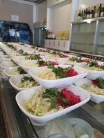 Turks salade netjes geregeld Aan een restaurant tafel naar geven naar klanten. foto